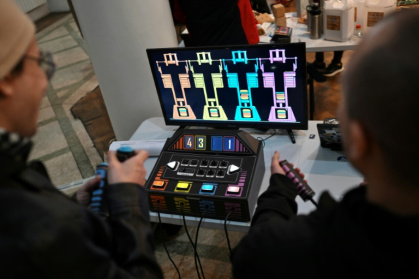 Des personnes jouent à un jeu vidéo fabriqué à partir de composants électroniques recyclés lors de la 3e Rencontre fédérale Cyberciruja à Buenos Aires, le 16 août 2025 en Argentine - Luis ROBAYO (AFP) Des personnes jouent à un jeu vidéo fabriqué à partir de composants électroniques recyclés lors de la 3e Rencontre fédérale Cyberciruja à Buenos Aires, le 16 août 2025 en Argentine - Luis ROBAYO (AFP)