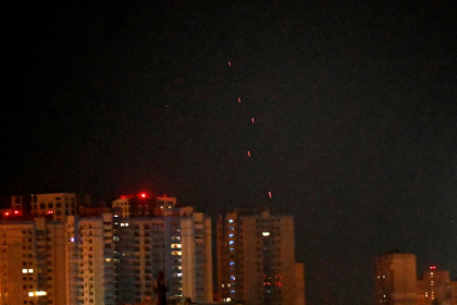 La défense aérienne ukrainienne tire sur des drones russes lors d'une attaque nocturne massive sur Kiev ,le 28 août 2025 - ANDREW CABALLERO-REYNOLDS (AFP) La défense aérienne ukrainienne tire sur des drones russes lors d'une attaque nocturne massive sur Kiev ,le 28 août 2025 - ANDREW CABALLERO-REYNOLDS (AFP)