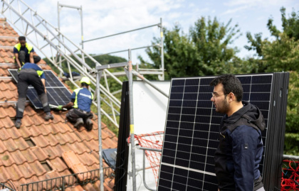 L'Afghan Rostam Nazari, co-fondateur de l'entreprise d'installation de panneaux solaires SolarBau24, à Lohra, près de Marbourg dans le centre de l'Allemagne, le 6 août 2025 - Hannes P. Albert (AFP)