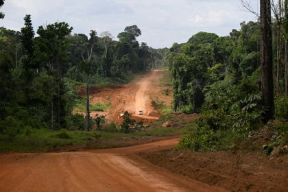 Un véhicule emprunte la route en terre reliant sur près de 500 km Georgetown, capitale du Guyana, à Lethem, dans le sud-ouest, à la frontière du Brésil, le 28 août 2025 - Joaquin Sarmiento (AFP)