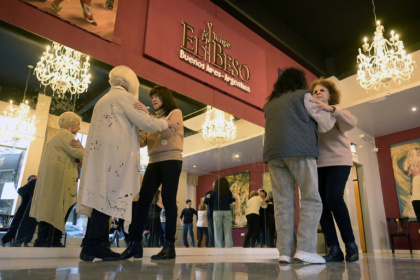 Des femmes souffrant de la maladie de Parkinson dansent le tango lors d'une séance de "tango-thérapie", à  Buenos Aires, le 26 août 2025 - JUAN MABROMATA (AFP)