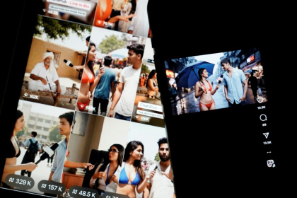 Photo d'illustration, le 14 juillet 2025 à Washington, montrant des images sur Internet et les réseaux sociaux de femmes en bikini, générées par l'IA, menant des interviews dans la rue - Oliver Contreras (AFP) Photo d'illustration, le 14 juillet 2025 à Washington, montrant des images sur Internet et les réseaux sociaux de femmes en bikini, générées par l'IA, menant des interviews dans la rue - Oliver Contreras (AFP)