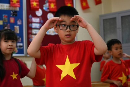 Un écolier suit un cours de français à l'école Doan Thi Diem d'Hanoï, la première de la capitale vietnamienne à avoir introduit le français en primaire, le 29 août 2025 - Nhac NGUYEN (AFP)