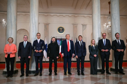 Les leaders européens, Volodymyr Zelensky et Donald Trump, à la Maison Blanche, le 18 août 2025 - ANDREW CABALLERO-REYNOLDS (AFP)