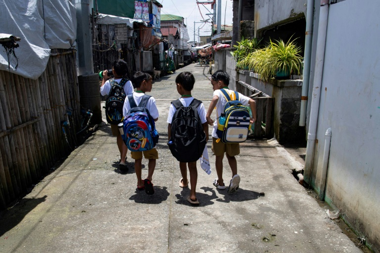 Aux Philippines, le calvaire quotidien des habitants d'une île aux prises à la montée des eaux