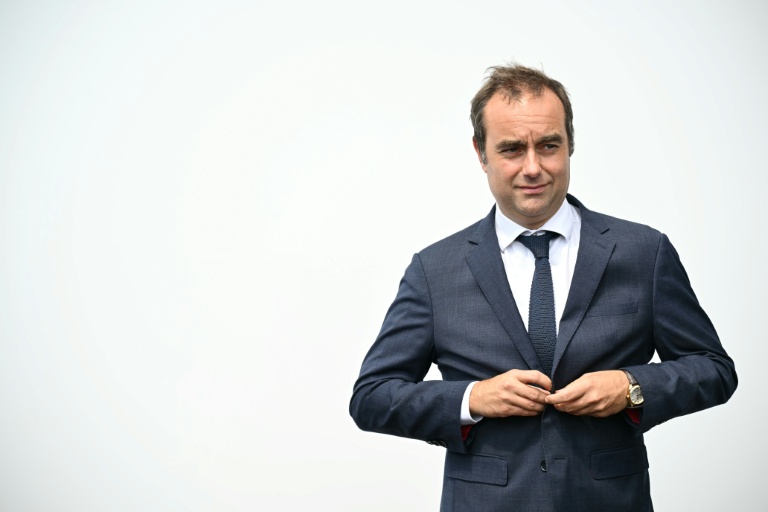 Sébastien Lecornu prend ses marques à Matignon un jour de mobilisation