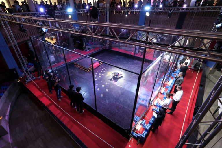 En Iran, les futurs prodiges de la tech en décousent sur le ring avec leurs robots