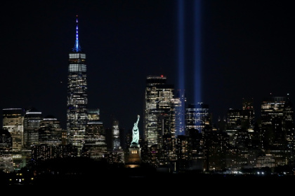 Deux faisceaux de lumière s'élèvent dans le ciel pour symboliser les tours jumelles dans le sud de Manhattan, à New York, le 11 septembre 2024 - Leonardo Munoz (AFP) Deux faisceaux de lumière s'élèvent dans le ciel pour symboliser les tours jumelles dans le sud de Manhattan, à New York, le 11 septembre 2024 - Leonardo Munoz (AFP)
