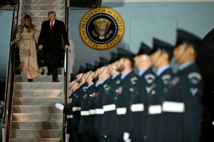 Le président américain Donald Trump et la Première dame Melania Trump débarquent d'Air Force One après avoir atterri à l'aéroport londonien de Stansted, pour une visite de deux jours au Royaume-Uni, le 16 septembre 2025 - ANDREW CABALLERO-REYNOLDS (AFP)