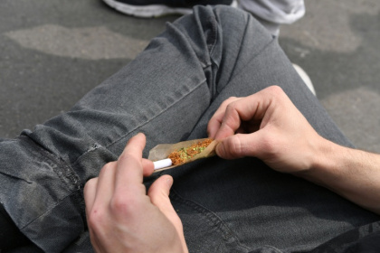Par rapport à 2015, on trouve cinq fois moins de fumeurs quotidiens et trois fois moins de jeunes ayant expérimenté le cannabis - ALAIN JOCARD (AFP)