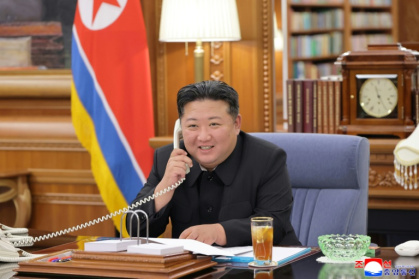 Photo diffusée par l'agence de presse officielle de Pyongyang KCNA montrant le dirigeant nord-coréen Kim Jong Un au téléphone, le 12 août 2025 en Corée du Nord - Jade Gao (AFP) Photo diffusée par l'agence de presse officielle de Pyongyang KCNA montrant le dirigeant nord-coréen Kim Jong Un au téléphone, le 12 août 2025 en Corée du Nord - Jade Gao (AFP)