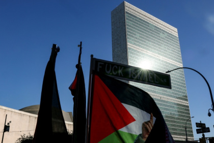 Un drapeau palestinien devant le siège de l'ONU à New York, le 18 septembre 2025 - ANGELA WEISS (AFP) Un drapeau palestinien devant le siège de l'ONU à New York, le 18 septembre 2025 - ANGELA WEISS (AFP)
