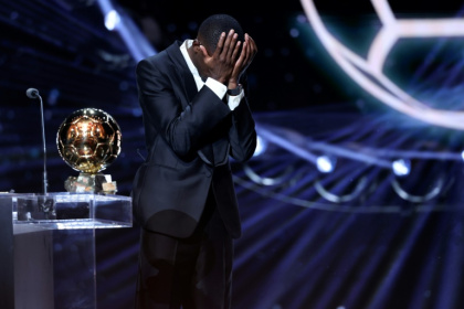 Ousmane Dembélé ne peut retenir ses larmes après avoir remercié ses proches en recevant le Ballon d'Or, le 22 septembre 2025 au Théâtre du Châtelet, à Paris - Franck FIFE (AFP) Ousmane Dembélé ne peut retenir ses larmes après avoir remercié ses proches en recevant le Ballon d'Or, le 22 septembre 2025 au Théâtre du Châtelet, à Paris - Franck FIFE (AFP)