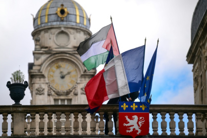 Un employé de la mairie place le drapeau palestinien à côté du drapeau français, du drapeau de Lyon et du drapeau de l'Union européenne, sur l'entrée de l'hôtel de ville de Lyon, le 22 septembre 2025 - OLIVIER CHASSIGNOLE (AFP) Un employé de la mairie place le drapeau palestinien à côté du drapeau français, du drapeau de Lyon et du drapeau de l'Union européenne, sur l'entrée de l'hôtel de ville de Lyon, le 22 septembre 2025 - OLIVIER CHASSIGNOLE (AFP)