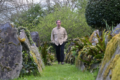 Le chef Hugo Roellinger dans le jardin aromatique de son restaurant "Château Richeux" à Saint-Meloir-des-Ondes, le 3 avril 2025 en Ille-et-Vilaine - Damien MEYER (AFP) Le chef Hugo Roellinger dans le jardin aromatique de son restaurant "Château Richeux" à Saint-Meloir-des-Ondes, le 3 avril 2025 en Ille-et-Vilaine - Damien MEYER (AFP)