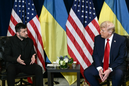 Donald Trump (à droite) échange avec le président ukrainien Volodymyr Zelensky en marge de l'Assemblée générale de l'ONU, le 23 septembre 2025 à New York - Brendan SMIALOWSKI (AFP) Donald Trump (à droite) échange avec le président ukrainien Volodymyr Zelensky en marge de l'Assemblée générale de l'ONU, le 23 septembre 2025 à New York - Brendan SMIALOWSKI (AFP)