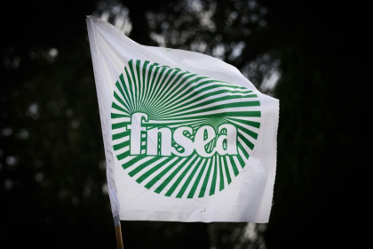 La première alliance syndicale agricole FNSEA-Jeunes Agriculteurs appelle ses troupes à se mobiliser jeudi et vendredi, contre les importations "aberrantes" qui minent selon elle l'agriculture française - LOIC VENANCE (AFP) La première alliance syndicale agricole FNSEA-Jeunes Agriculteurs appelle ses troupes à se mobiliser jeudi et vendredi, contre les importations "aberrantes" qui minent selon elle l'agriculture française - LOIC VENANCE (AFP)