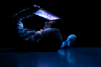 Un enfant regarde une tablette à Paris, le 14 février 2024. - JOEL SAGET (AFP) Un enfant regarde une tablette à Paris, le 14 février 2024. - JOEL SAGET (AFP)