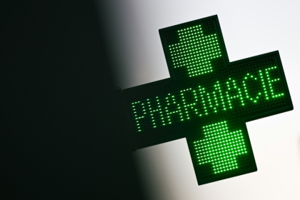 En dix ans, l'Hexagone a perdu 2.000 officines, dont le nombre est passé sous la barre des 20.000 - Julie SEBADELHA (AFP) En dix ans, l'Hexagone a perdu 2.000 officines, dont le nombre est passé sous la barre des 20.000 - Julie SEBADELHA (AFP)