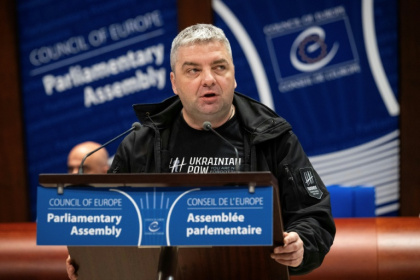 Le journaliste ukrainien Maxime Boutkevitch, à la tribune du Conseil de l'Europe à Strasbourg (France), le 29 septembre 2025 - SEBASTIEN BOZON (AFP) Le journaliste ukrainien Maxime Boutkevitch, à la tribune du Conseil de l'Europe à Strasbourg (France), le 29 septembre 2025 - SEBASTIEN BOZON (AFP)