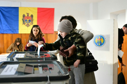 Dans un bureau de vote de Chisinau, le 28 septembre 2025 - Daniel MIHAILESCU (AFP) Dans un bureau de vote de Chisinau, le 28 septembre 2025 - Daniel MIHAILESCU (AFP)