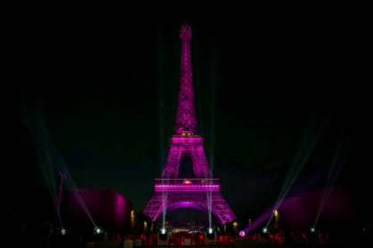 La Tour Eiffel est illuminée en rose, le 30 septembre 2025 pour marquer le début du mois d'octobre rose, opération destinée au depistage du cancer du sein - Anna KURTH (AFP) La Tour Eiffel est illuminée en rose, le 30 septembre 2025 pour marquer le début du mois d'octobre rose, opération destinée au depistage du cancer du sein - Anna KURTH (AFP)