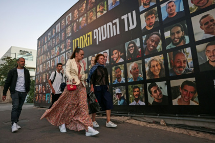 Photos des otages enlevés lors de l'attaque du Hamas contre Israël le 7 octobre 2023, à Jérusalem le 6 octobre 2025 - AHMAD GHARABLI (AFP) Photos des otages enlevés lors de l'attaque du Hamas contre Israël le 7 octobre 2023, à Jérusalem le 6 octobre 2025 - AHMAD GHARABLI (AFP)