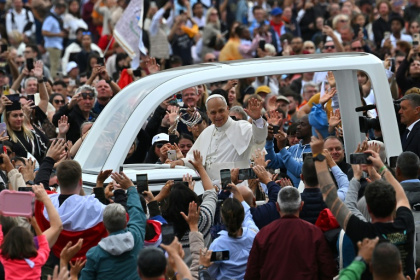 Le pape Léon XIV (c) salue les fidèles depuis sa papamobile alors qu'il quitte la place Saint-Pierre au Vatican après la messe jubilaire pour le monde missionnaire et les migrants, le 5 octobre 2025 - Andreas SOLARO (AFP) Le pape Léon XIV (c) salue les fidèles depuis sa papamobile alors qu'il quitte la place Saint-Pierre au Vatican après la messe jubilaire pour le monde missionnaire et les migrants, le 5 octobre 2025 - Andreas SOLARO (AFP)