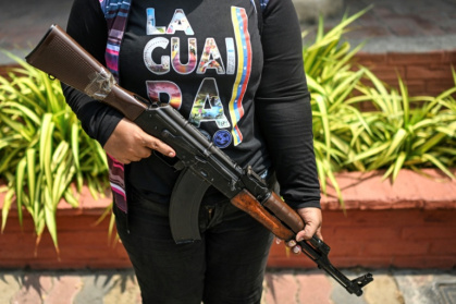 Une membre de la Milice nationale bolivarienne tient un fusil lors d'un entraînement militaire à La Guaira, au Venezuela, le 8 octobre 2025 - Juan BARRETO (AFP) Une membre de la Milice nationale bolivarienne tient un fusil lors d'un entraînement militaire à La Guaira, au Venezuela, le 8 octobre 2025 - Juan BARRETO (AFP)