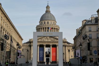 Un portrait de l'ancien avocat et ministre de la Justice Robert Badinter sur la façade du Panthéon, le 8 octobre 2025 à Paris - Arnaud RICHARD (AFP) Un portrait de l'ancien avocat et ministre de la Justice Robert Badinter sur la façade du Panthéon, le 8 octobre 2025 à Paris - Arnaud RICHARD (AFP)