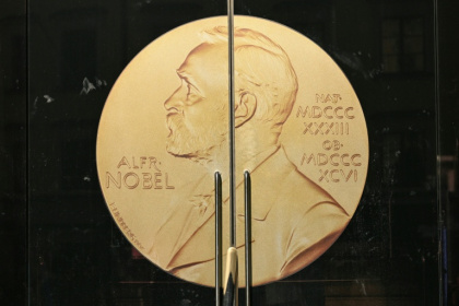 Vue de l'entrée de l'Académie suédoise, affichant une médaille à l'effigie d'Alfred Nobel, le 9 octobre 2025 à Stockholm - Valentina BRESCHI, Sylvie HUSSON (AFP) Vue de l'entrée de l'Académie suédoise, affichant une médaille à l'effigie d'Alfred Nobel, le 9 octobre 2025 à Stockholm - Valentina BRESCHI, Sylvie HUSSON (AFP)