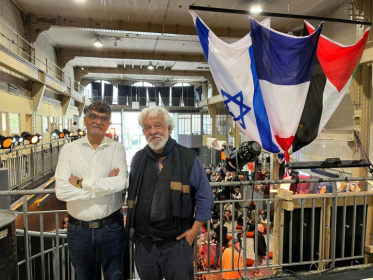 Edgar Laloum et Radjaa Aboudagga, fondateurs du restaurant "Sababa" à Paris, le 11 octobre 2025 - Antoine BOYER (AFP)