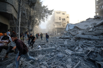 Des personnes courent se mettre à l'abri après une frappe israélienne qui a visé un bâtiment dans le camp de réfugiés palestiniens de Bureij, dans le centre de la bande de Gaza, le 19 octobre 2025 - Eyad BABA (AFP) Des personnes courent se mettre à l'abri après une frappe israélienne qui a visé un bâtiment dans le camp de réfugiés palestiniens de Bureij, dans le centre de la bande de Gaza, le 19 octobre 2025 - Eyad BABA (AFP)