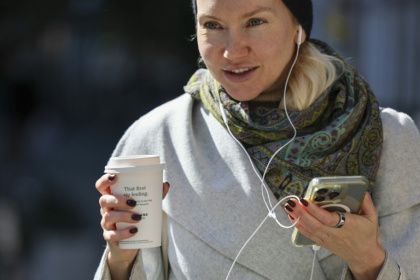 Une femme se déplace dans la rue avec son gobelet de café à New York, le 16 octobre 2025. - ANGELA WEISS (AFP) Une femme se déplace dans la rue avec son gobelet de café à New York, le 16 octobre 2025. - ANGELA WEISS (AFP)