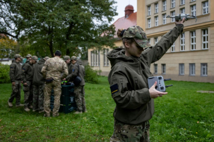 Une élève d'une école militaire polonaise se forme à l'usage de drones à l'extérieur de l'établissement, à Legnica le 8 octobre 2025 - Wojtek RADWANSKI (AFP)
