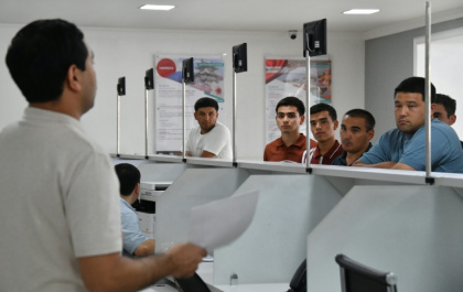 Travailleurs ouzbeks à l'agence gouvernementale pour l'immigration, le 13 août 2025 à Tachkent - VYACHESLAV OSELEDKO (AFP) Travailleurs ouzbeks à l'agence gouvernementale pour l'immigration, le 13 août 2025 à Tachkent - VYACHESLAV OSELEDKO (AFP)