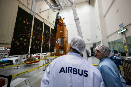 Le satellite Biomass construit par Airbus Defence and Space pour l'Agence spatiale européenne présenté à Toulouse  le 11 février 2025. - Bénédicte REY (AFP) Le satellite Biomass construit par Airbus Defence and Space pour l'Agence spatiale européenne présenté à Toulouse  le 11 février 2025. - Bénédicte REY (AFP)