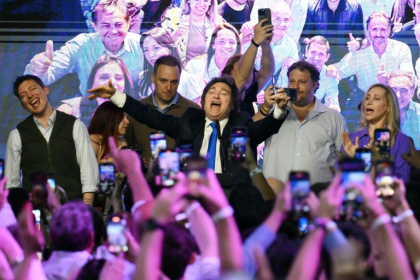 Le président argentin Javier Milei (centre), fête sa victoire aux législatives de mi-mandat, le 26 octobre 2025 à Buenos Aires - Luis ROBAYO (AFP)