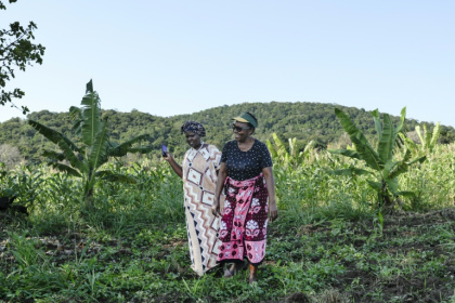 Domitila Mueni (G), trésorière de l'Association de Mrima Hill, rend visite à une voisine près de 
la colline boisée de Mrima hill, à Lunga-Lunga, dans le sud-est du Kenya près de la frontière tanzanienne, le 26 septembre 2025 - Tony KARUMBA (AFP) Domitila Mueni (G), trésorière de l'Association de Mrima Hill, rend visite à une voisine près de 
la colline boisée de Mrima hill, à Lunga-Lunga, dans le sud-est du Kenya près de la frontière tanzanienne, le 26 septembre 2025 - Tony KARUMBA (AFP)