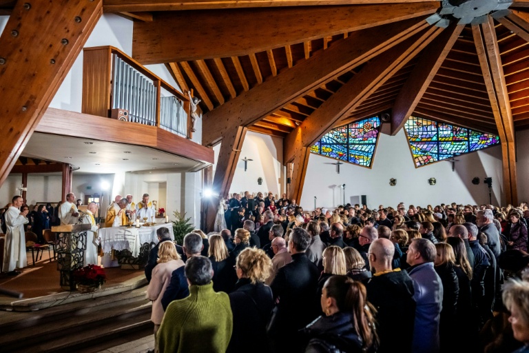 Incendie d'un bar en Suisse : les 40 morts, dont 20 mineurs, identifiés