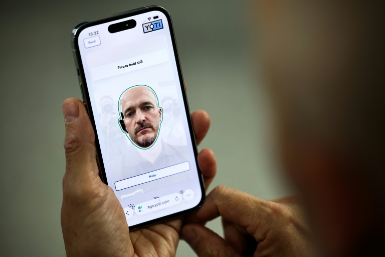 Internet : l'estimation d'âge par selfie en plein essor pour traquer les trop jeunes