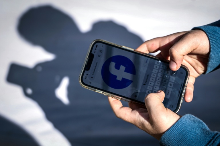 Les adolescents partagés dans le monde face à l'interdiction des réseaux sociaux aux jeunes Australiens