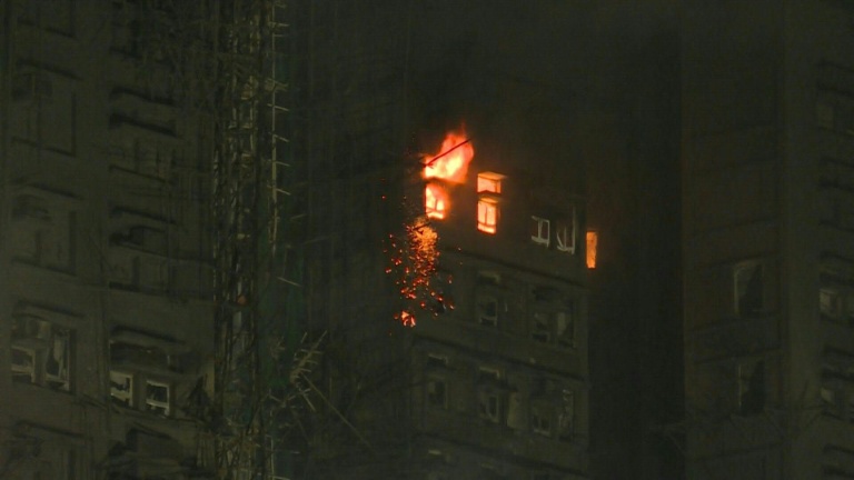 Incendie de Hong Kong : 94 morts, les recherches de disparus s'achèvent dans les décombres
