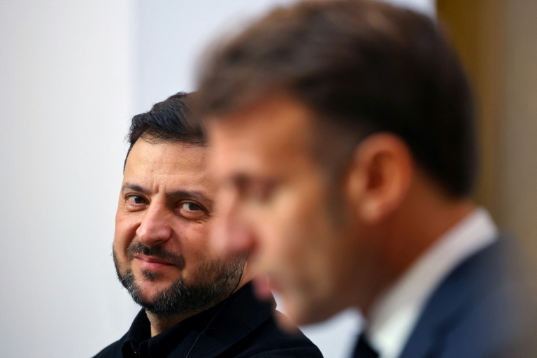Négociations sur l'Ukraine : Zelensky reçu par Macron, Trump fait part de son optimisme