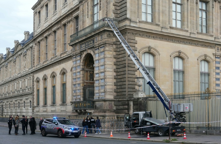 Casse du Louvre : quatre nouvelles interpellations, les bijoux toujours introuvables