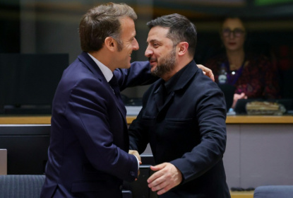 Le président ukrainien Volodymyr Zelensky (d) est accueilli par le président français Emmanuel Macron lors d'une réunion du Conseil européen qui rassemble les 27 dirigeants de l'UE, à Bruxelles, le 23 octobre 2025 - Yves Herman (AFP)