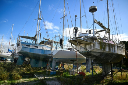 Un cimetière de bateaux à Port-Saint-Louis-du-Rhône, aux portes de la Camargue dans les Bouches-du-Rhône, le 7 novembre 2025 - Christophe SIMON (AFP)