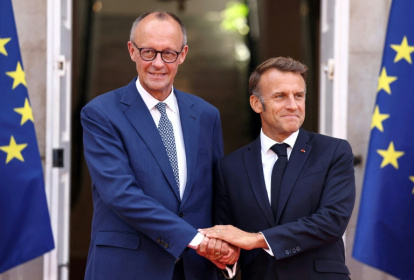 Le chancelier allemand Friedrich Merz et le président français Emmanuel Macron, le 29 août 2025 à Toulon, dans le sud-est de la France - Daniel ROLAND (AFP)