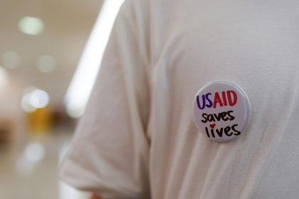 Un badge "USAID sauve des vies", porté par un ancien employé fédéral, à Washington, le 24 juin 2025 - - (AFP)