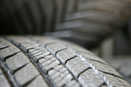 Depuis le 1er novembre, les véhicules circulant dans des communes montagneuses de 34 départements doivent être équipés de pneus hiver, de chaînes à neige ou de chaussettes à neige - Pascal POCHARD-CASABIANCA (AFP)